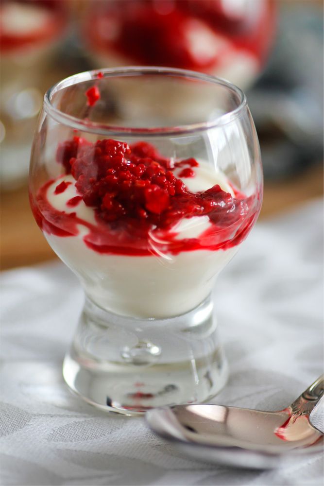 Rezeptbild: Weiße Schoko Creme mit pürierten Himbeeren