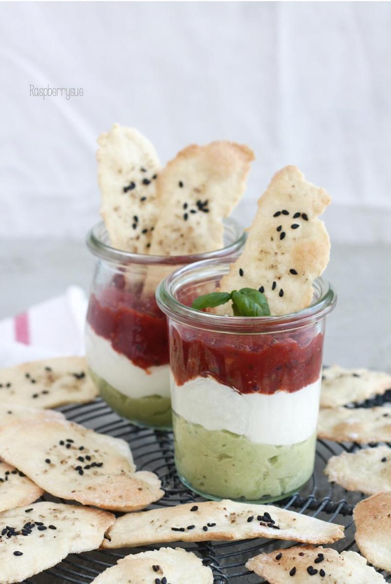 Rezeptbild: Olivenöl-Cracker und dreifarbiger Dip
