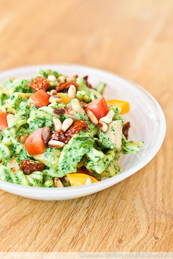 Rezeptbild: Nudelsalat mit Spinat und Tomaten