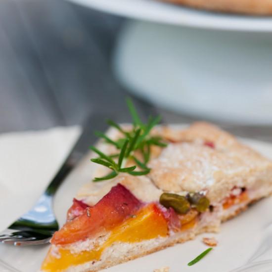 Rezeptbild: Pfirsich-Rosmarin Galette mit Ricottacreme