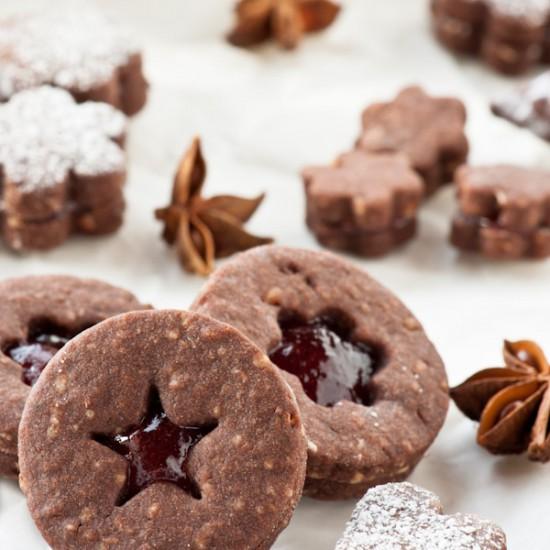 Rezeptbild: Sablés au cacao et à la gelée de vin chaud