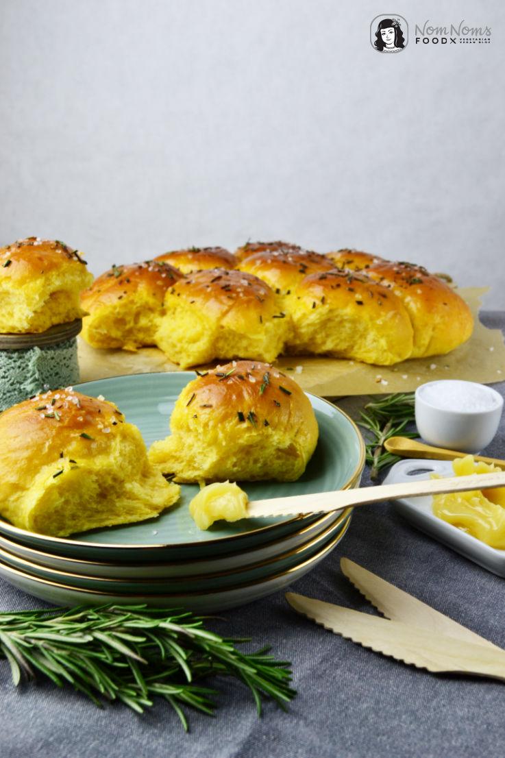 Rezeptbild: Süßkartoffel Brötchen mit Rosmarin und Meersalz dazu Honig-Butter