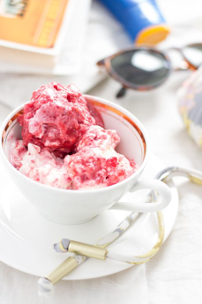 Rezeptbild: Topfen-Eis (Quark-Eis) mit Himbeeren