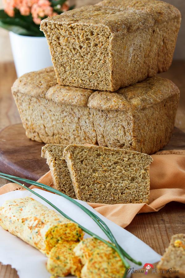 Rezeptbild: Möhren-Dinkel-Toastbrot mit Möhren-Schnittlauchbutter