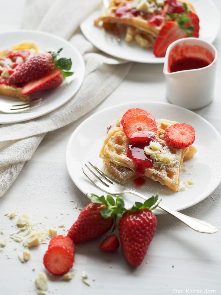 Rezeptbild: Joghurtwaffeln mit weißer Schokolade und Erdbeeren