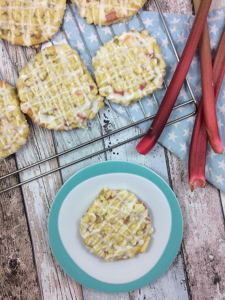 Rezeptbild: Rhabarber Streuseltaler