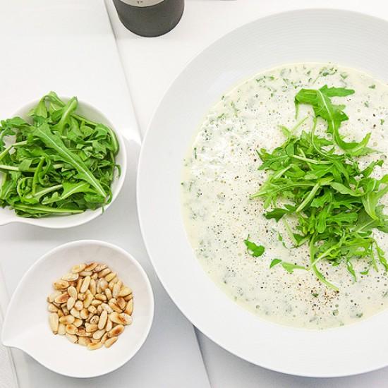 Rezeptbild: Ruccola-Schaum-Suppe mit gerösteten Pinienkernen