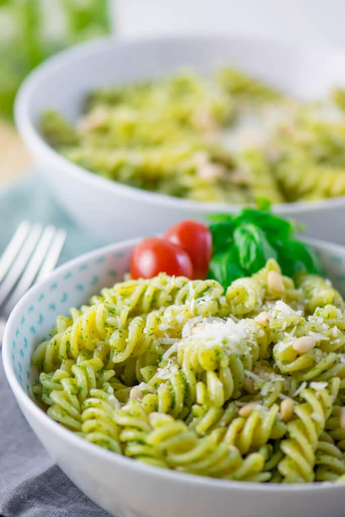 Rezeptbild: Basilikum Pesto Pasta mit Pinienkernen