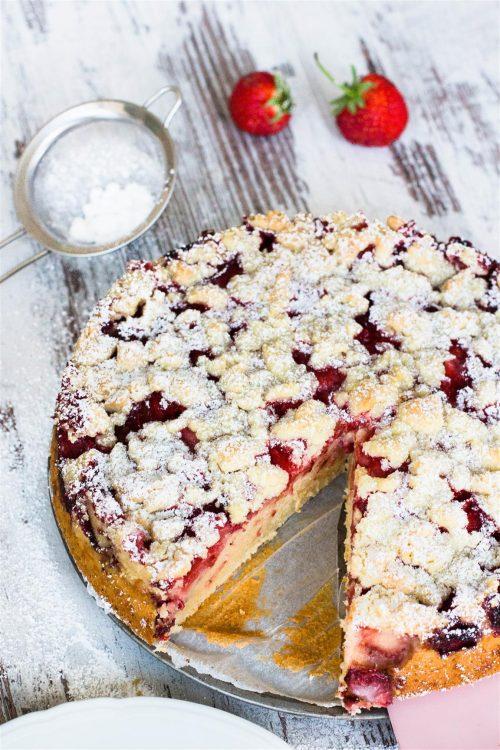 Rezeptbild: JOGHURT KUCHEN MIT ERDBEEREN UND STREUSEL
