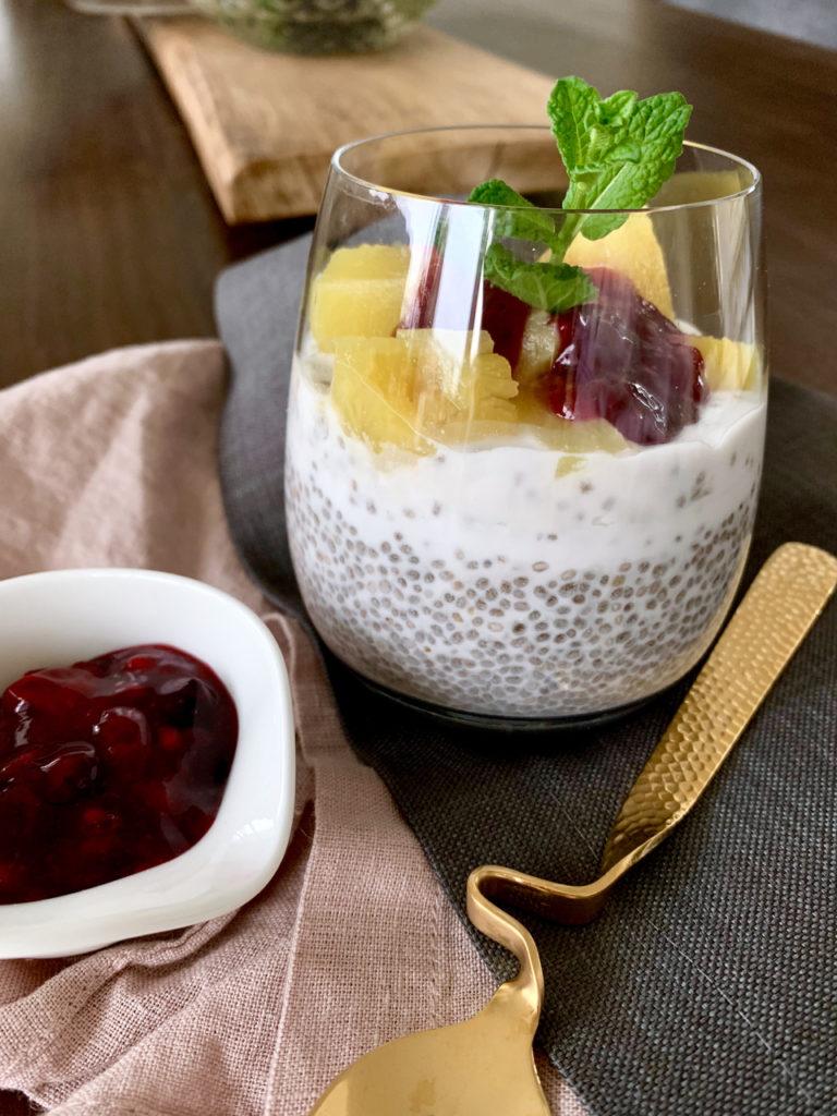 Rezeptbild: Kokos-Chia-Pudding mit Ananas