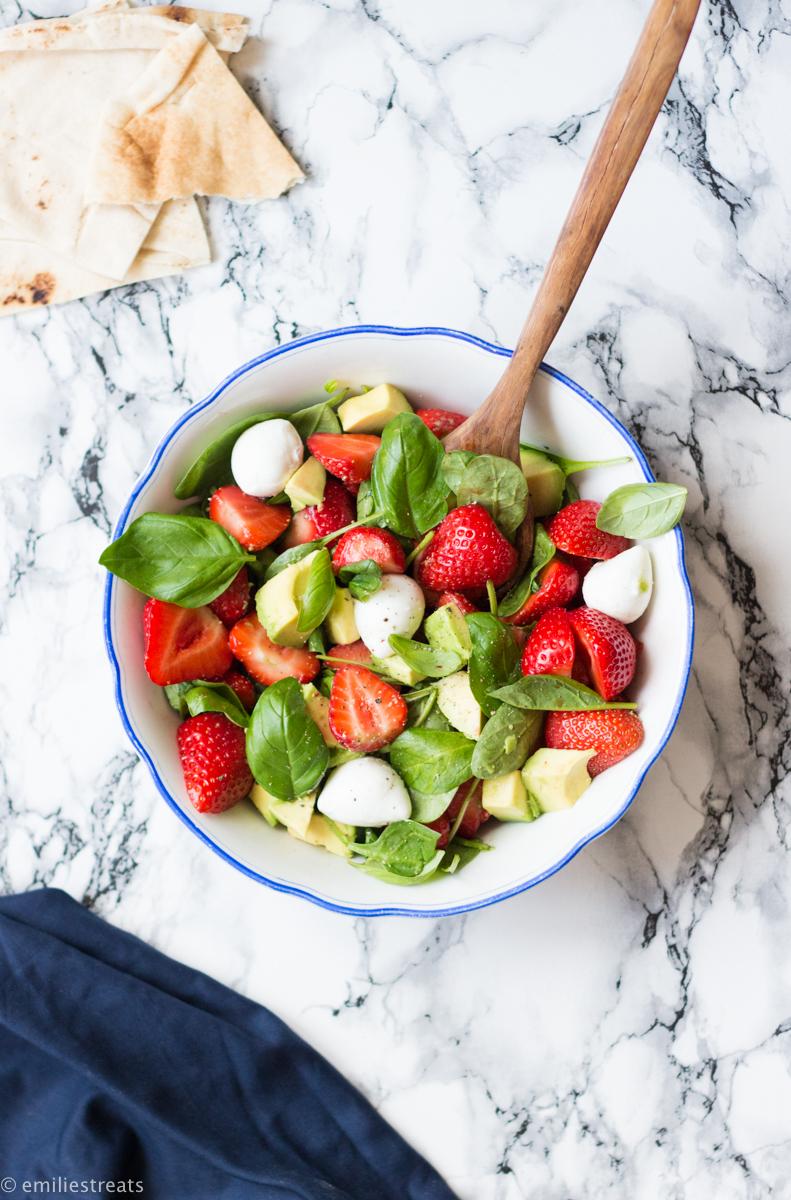 Rezeptbild: Erdbeer-Basilikum-Salat mit Avocado und Mozzarella (aka. Erdbeer-Caprese)