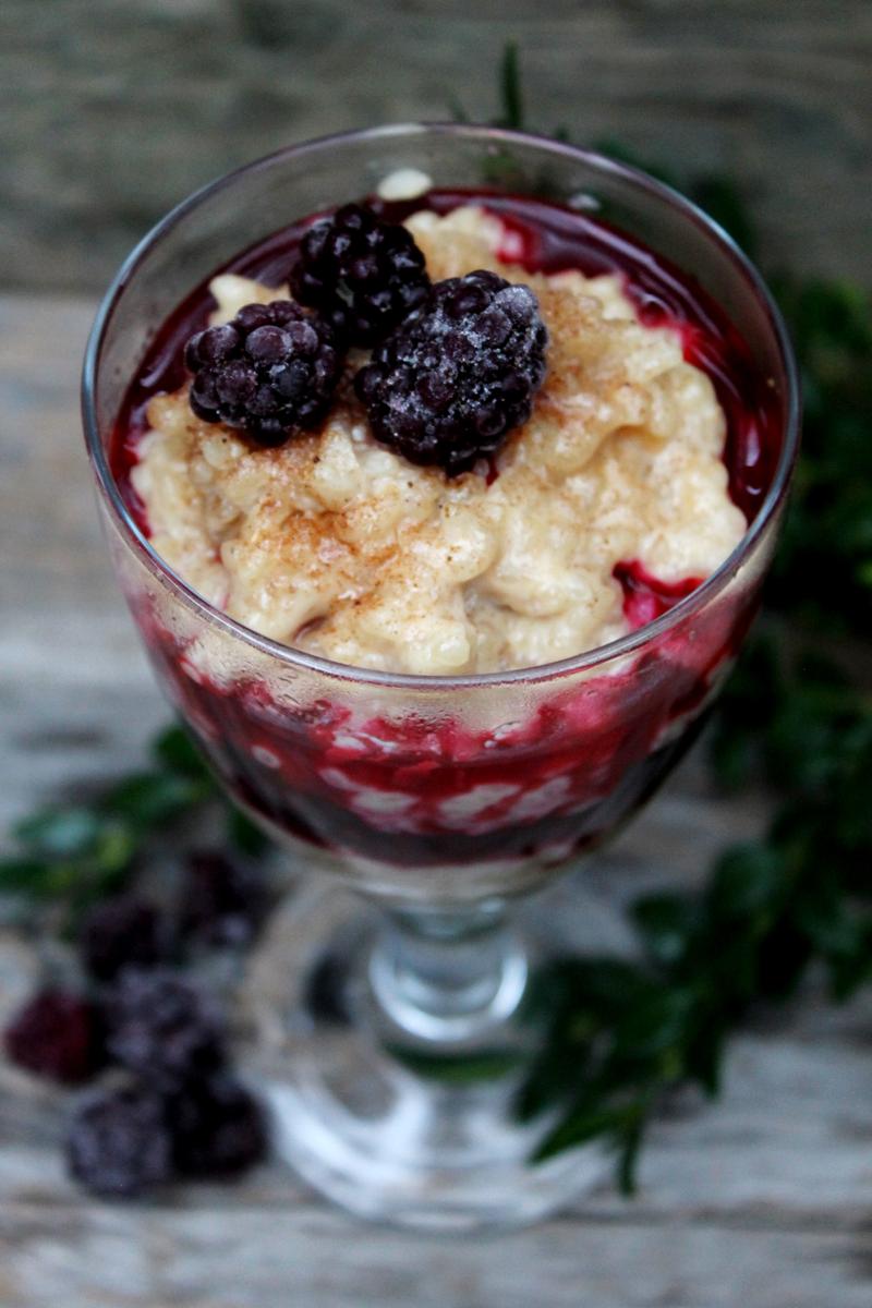 Rezeptbild: Kaffee-Milchreis mit gefrorenen Brombeeren