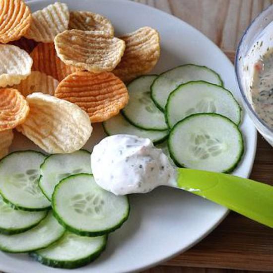 Rezeptbild: Gemuesechips mit Sanddorndip