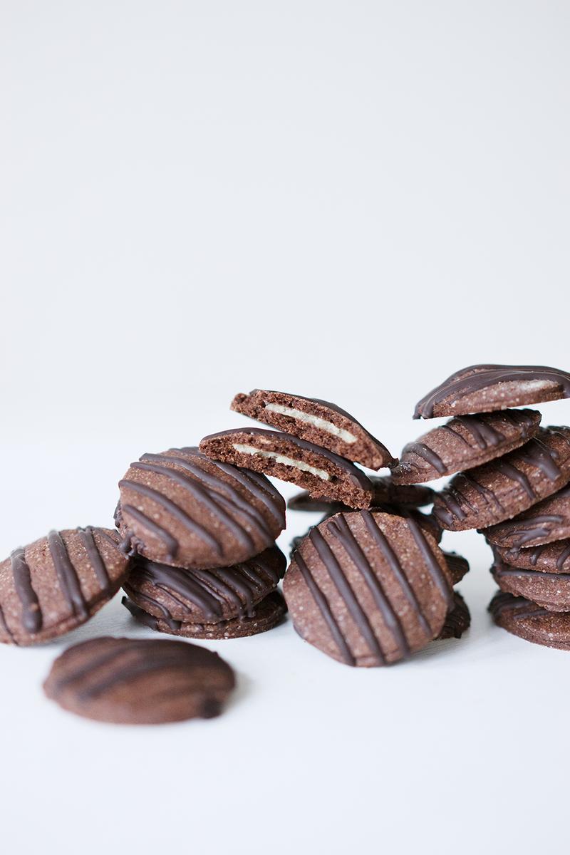 Rezeptbild: Gefüllte Schokoplätzchen mit Marzipan und Zartbitterschokolade