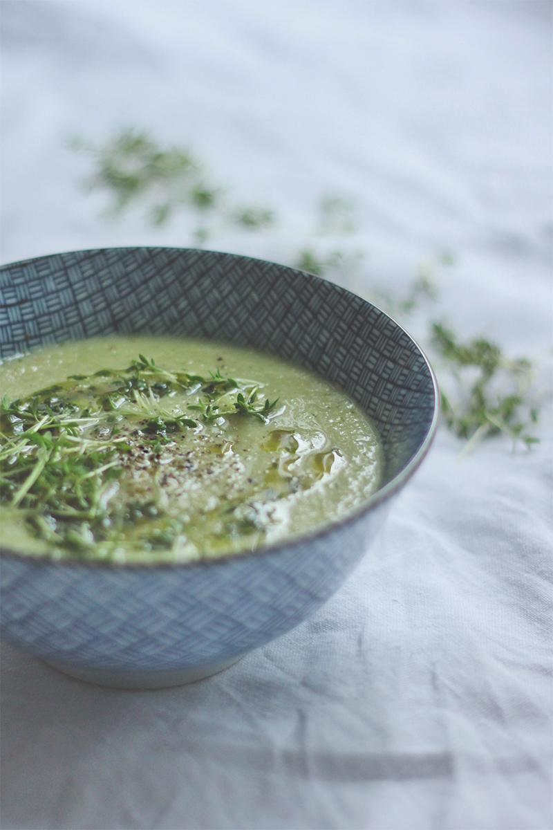 Rezeptbild: Kalte Kohlrabisuppe mit Meerrettich und Kresse