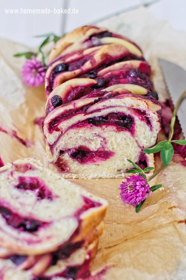 Rezeptbild: Fruchtige Sommerbabka mit Rhabarber-Heidelbeer-Füllung