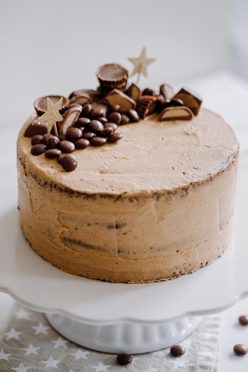 Rezeptbild: Peanutbutter Jelly Cake mit amerikanischen Süßigkeiten