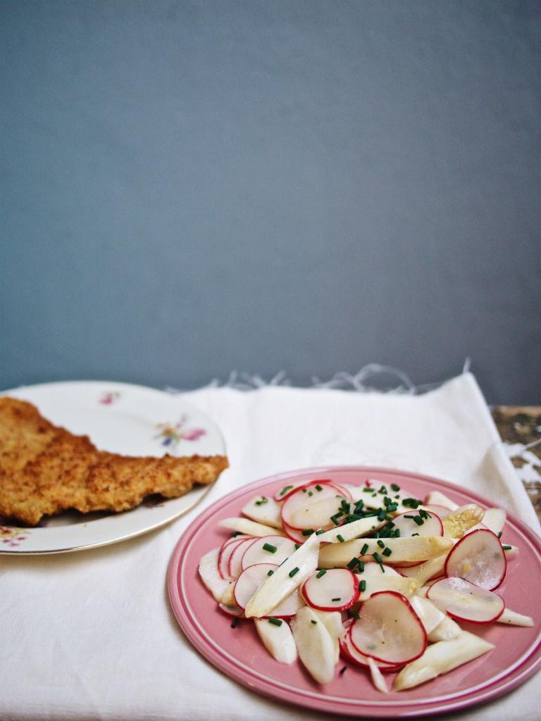 Rezeptbild: Spargel-Radieschen-Salat mit Wiener-Schnitzel