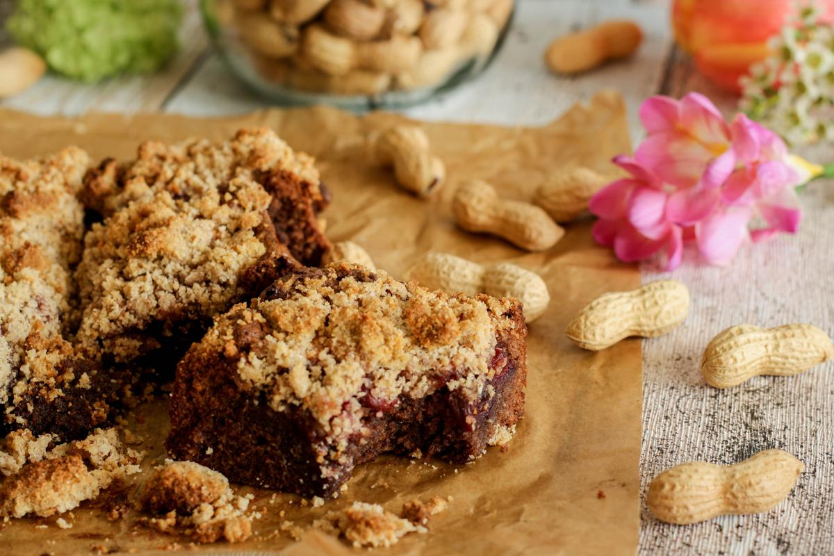 Rezeptbild: Schokokirschbrownies mit Erdnussbutterstreuseln