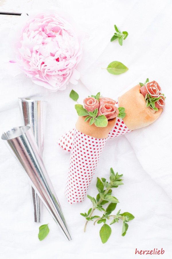 Rezeptbild: Pizza in a cone - Pizza in der Tüte (Werbung)