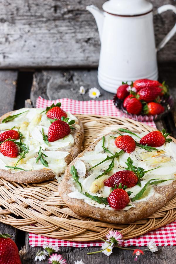 Rezeptbild: Spargel-Erdbeer-Fladen mit Rucola