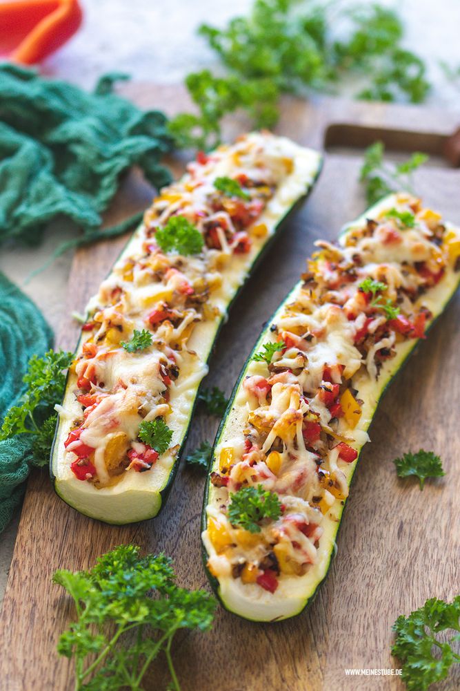 Rezeptbild: Vegetarische Zucchinischiffchen mit Champignons und Paprika