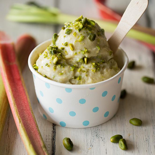 Rezeptbild: Rhabarber-Eis mit Pistazien