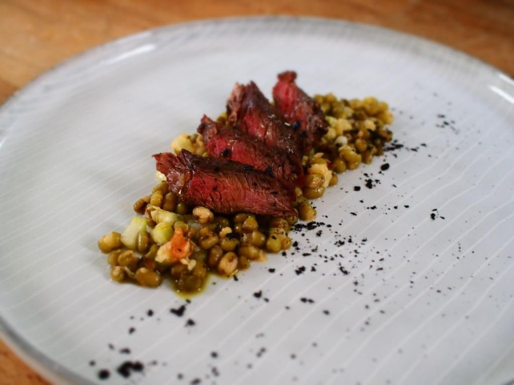 Rezeptbild: ONGLET VOM KOLLWEIDER KALB, MUNGBOHNEN, HANFÖL, LAUCHAUSCHE