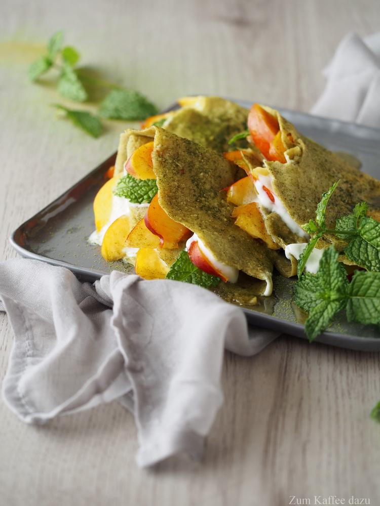 Rezeptbild: Hafer-Matcha-Crêpes mit Nektarine, Minze und Joghurt