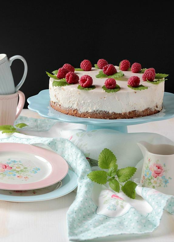 Rezeptbild: Schnelle Himbeertorte mit sahniger Skyr-Quark Creme und Haselnussboden 