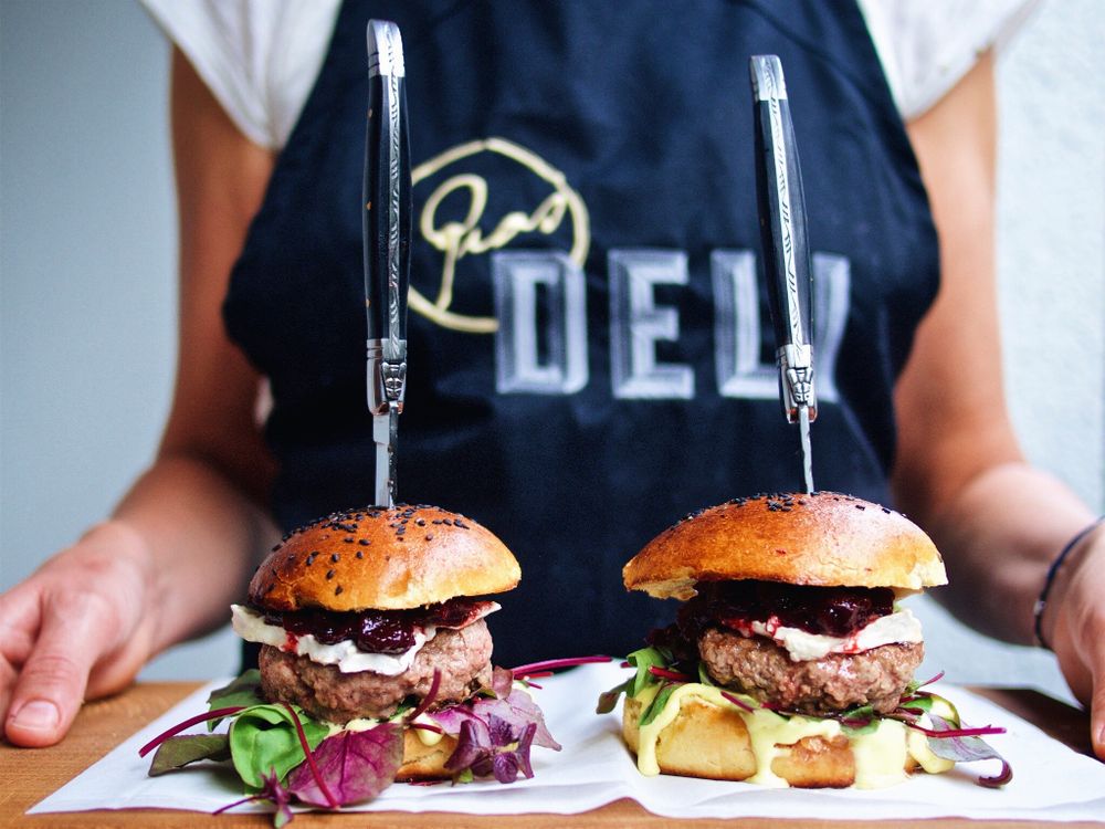 Rezeptbild: Lammburger mit Rote-Bete-Rhabarber-Chutney und Zitronen-Aioli
