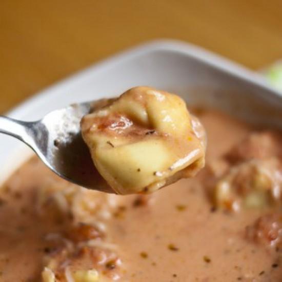 Rezeptbild: Cremige Tortellini-Tomaten-Suppe