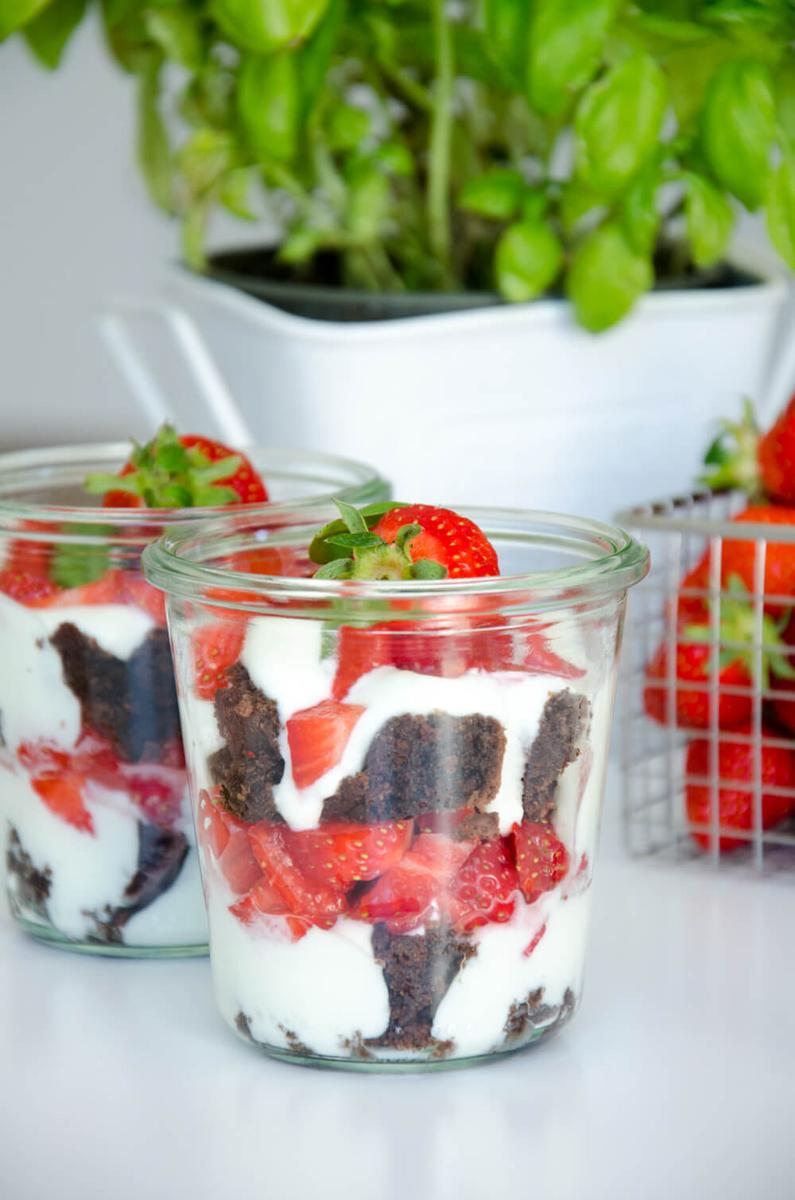 Rezeptbild: Brownie Erdbeer Vanille-Dessert im Glas