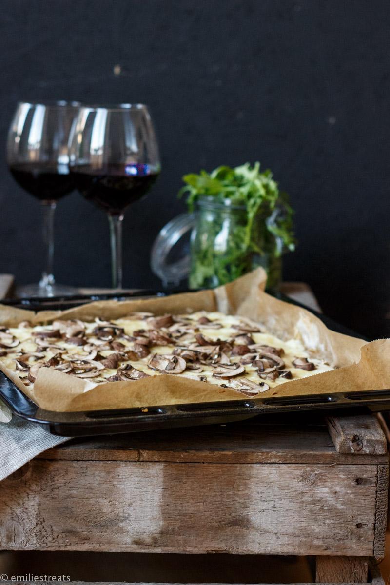 Rezeptbild: Rustikaler Low-Carb Flammkuchen mit Kichererbsenteig und Pilzen