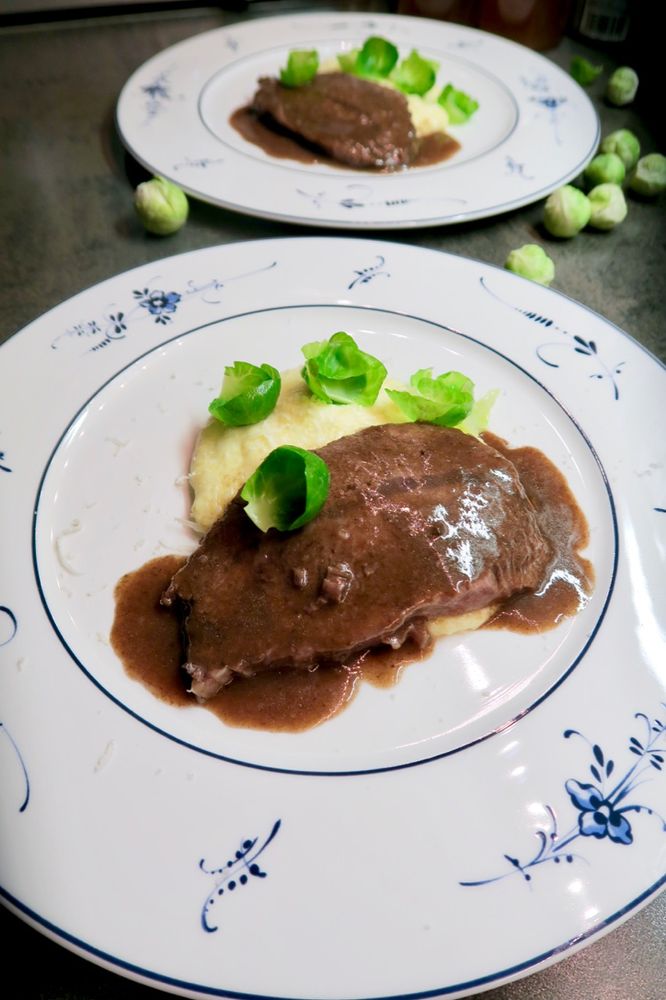 Rezeptbild: Schulterscherzl mit cremiger Polenta & Gewürzsauce