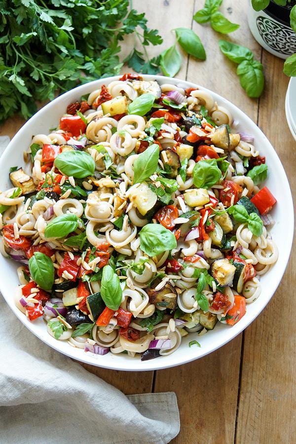 Rezeptbild: Sommer Nudelsalat mit geröstetem Gemüse