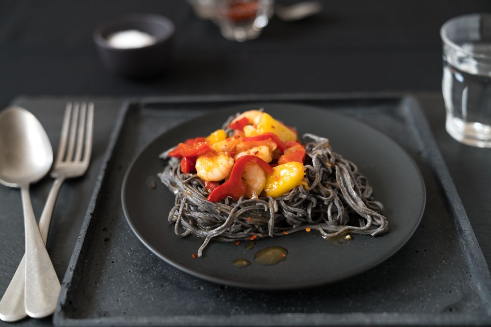 Rezeptbild: Black Bean Noodles mit Garnelen sweet and sour