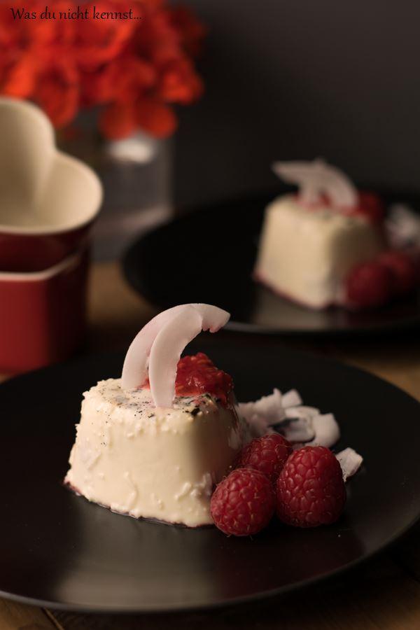 Rezeptbild: Panna Cotta mit Himbeeren und Kokosnuss