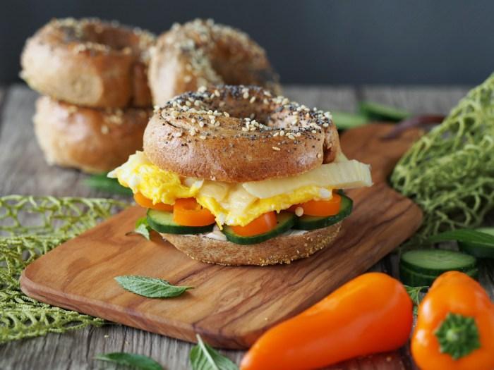 Rezeptbild: Frühstücks-Vollkorn-Bagel mit Rührei