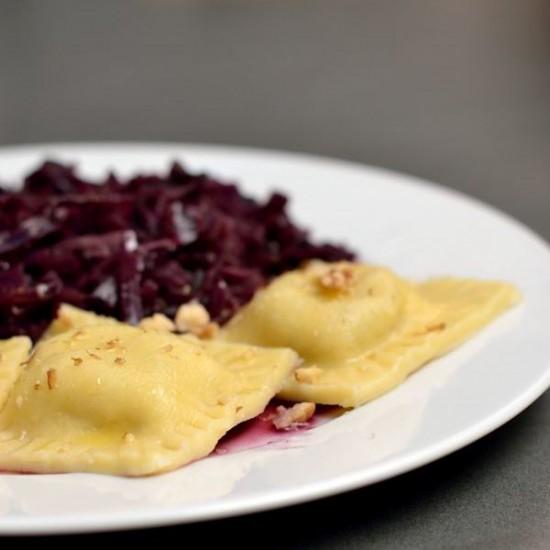 Rezeptbild: Feta-Walnuss-Ravioli mit Apfel-Blaukraut