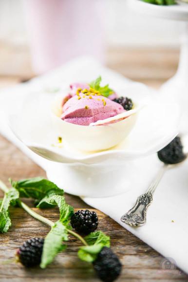 Rezeptbild: Brombeer Mousse im Schokoschälchen