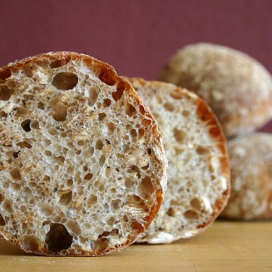 Rezeptbild: Schwedische Sauerteigbrötchen mit geröstetem Hafer