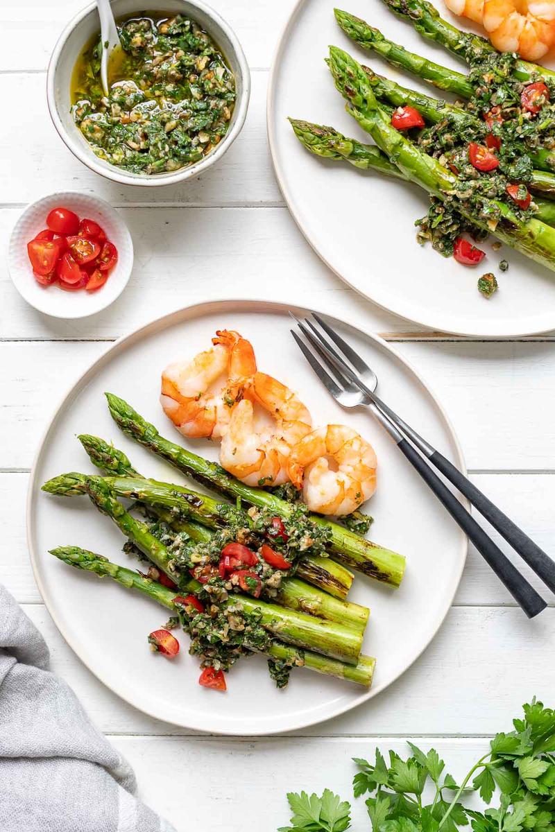 Rezeptbild: Gegrillter Spargel mit italienischer Salsa Verde & Riesengarnelen