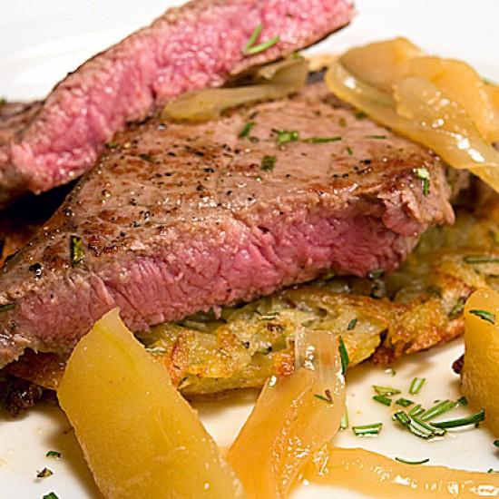 Rezeptbild: Rückwärts gebratenes Rumpsteak mit Balsamico-Birnen und Rosmarin-Rösti
