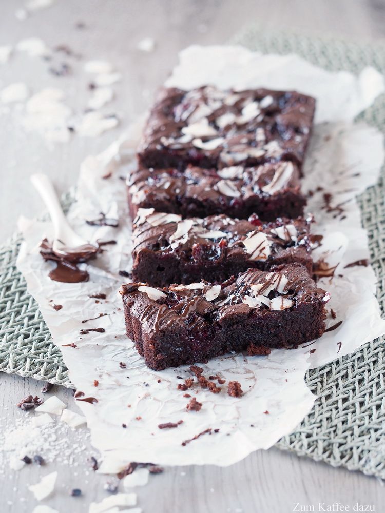 Rezeptbild: Brownie-Tarte mit Kirschen und Kokos