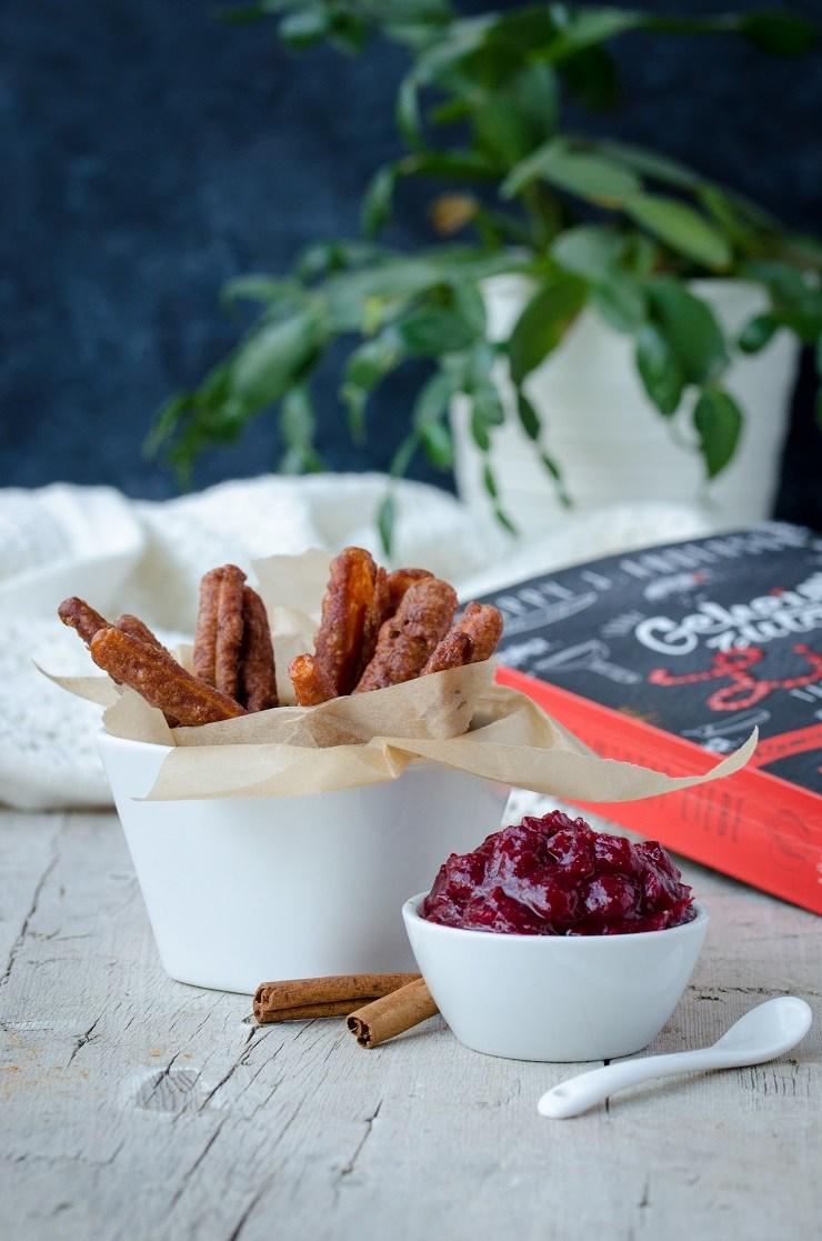 Rezeptbild: Vegane Süßkartoffelsticks im Kakaoteigmantel mit Cranberry-Dip