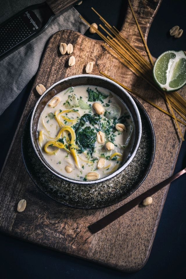 Rezeptbild: 30 Minuten Erdnuss-Nudel-Suppe mit Pak Choi und Limette