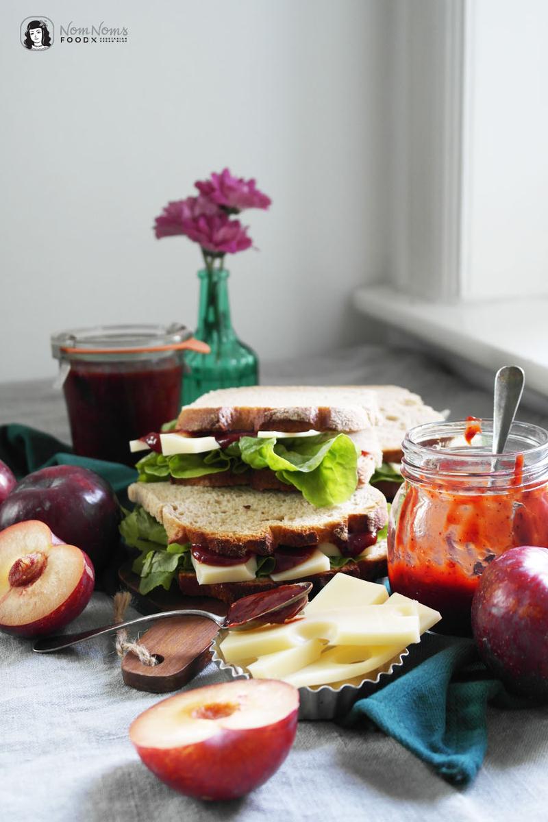 Rezeptbild: Bemme (ostdeutsch für Stulle oder Butterbrot) mit Käse und herzhaftem Pflaumen-Ketchup