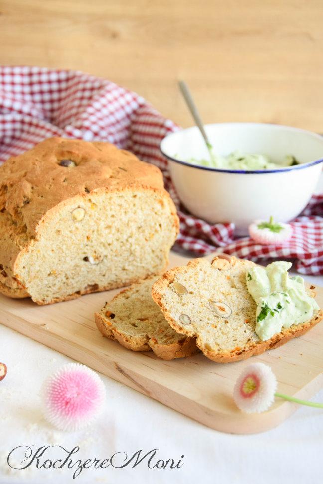 Rezeptbild: Haselnuss Möhren Brot mit Bärlauchfrischkäse