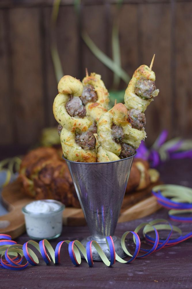 Rezeptbild: Silvester Fingerfood: Meatball Kräuterbrot Käse Spieße